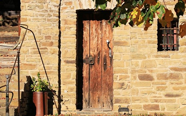 Come restaurare una porta di legno: guida semplice 